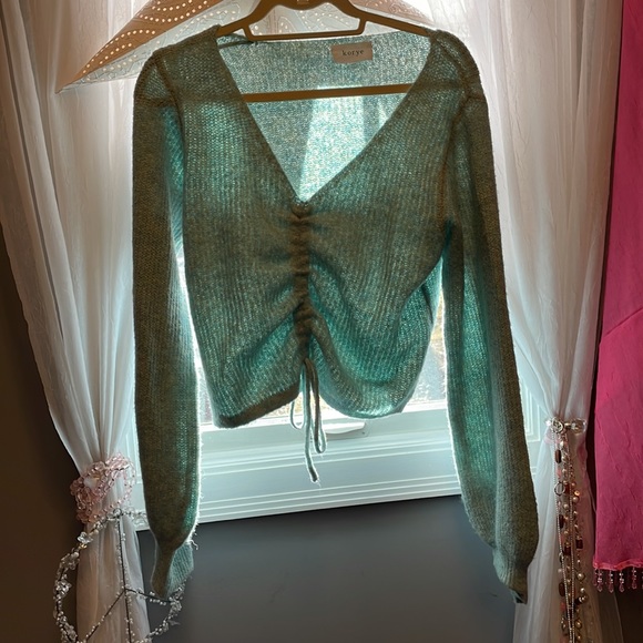 Sweaters - Sweater top. Pale green